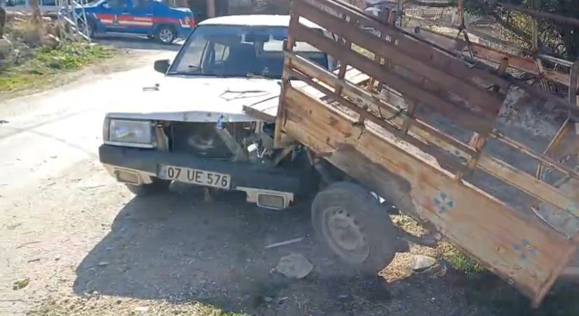 Burdur’da otomobille çarpışan traktör devrildi: 3 yaralı