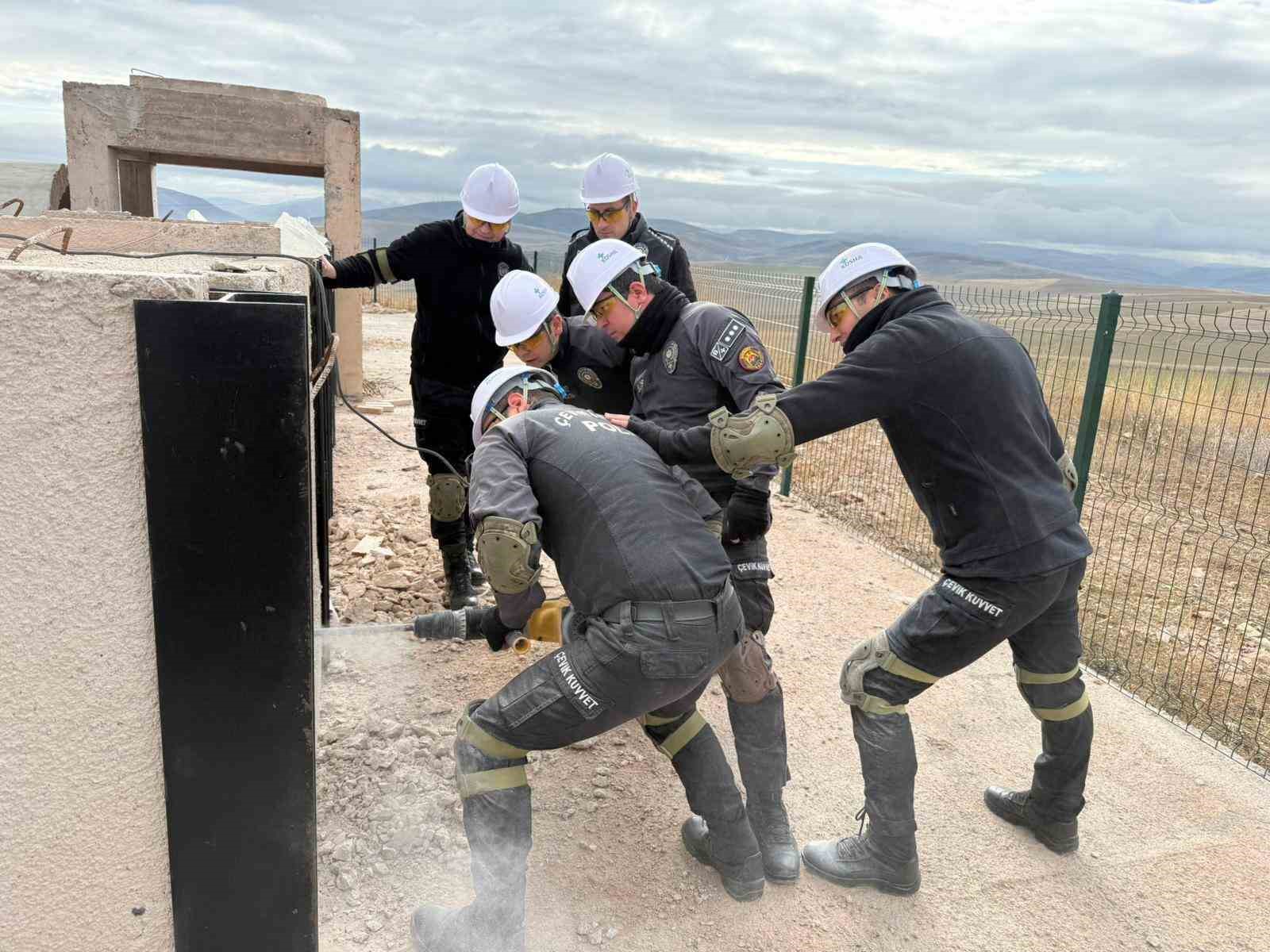 Bayburt’ta Çevik Kuvvet personeline enkazda arama kurtarma eğitimi