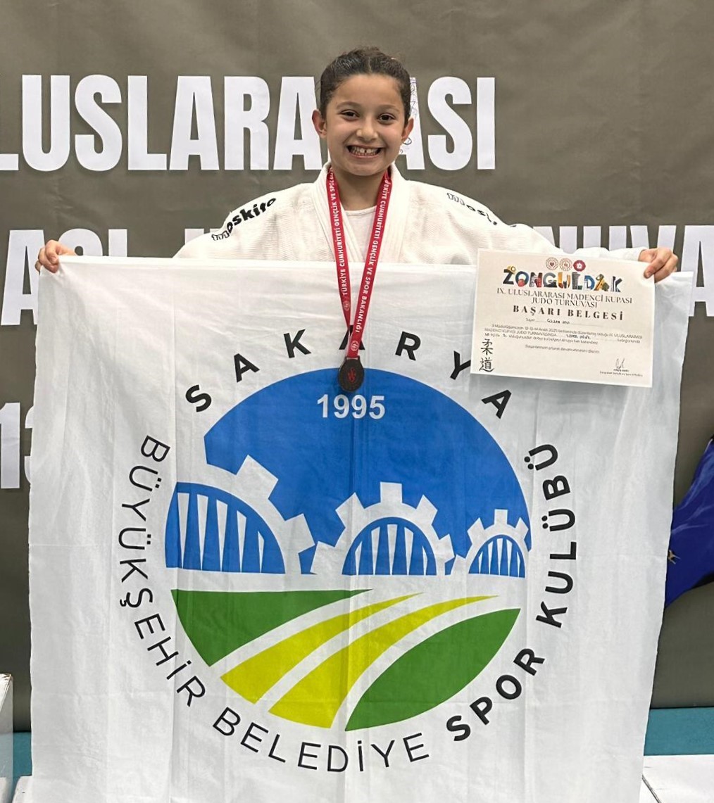 Sakarya Büyükşehir sporcuları Zonguldak ve Mersin’den 5 madalyayla döndü
