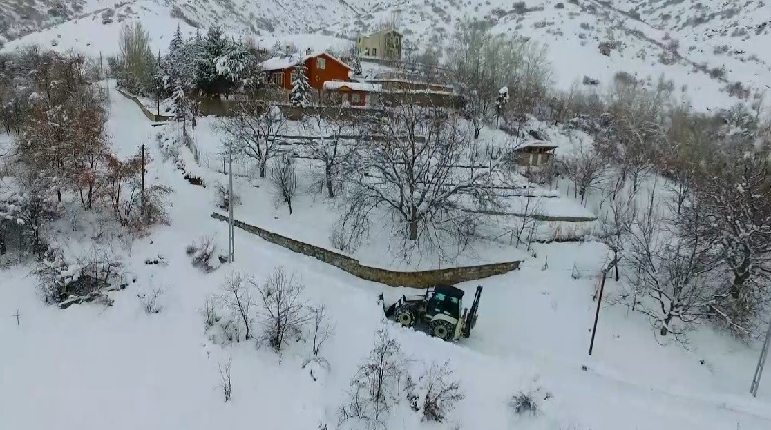 Erzincan’da kar ve tipi ulaşımı olumsuz etkiledi: 12 köy yolu kapandı