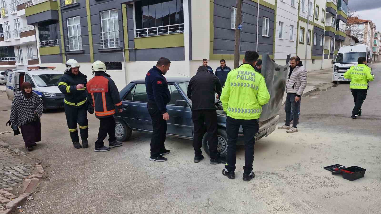 Motor kısmı tutuşan otomobili yanmaktan itfaiye kurtardı