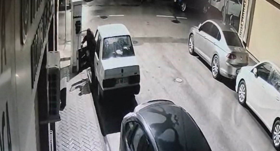 Park halindeki araçtan oto teyp çalan şüpheli yakalandı