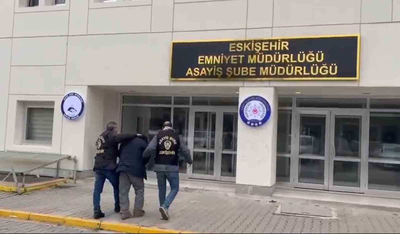 Park halindeki araçtan oto teyp çalan şüpheli yakalandı