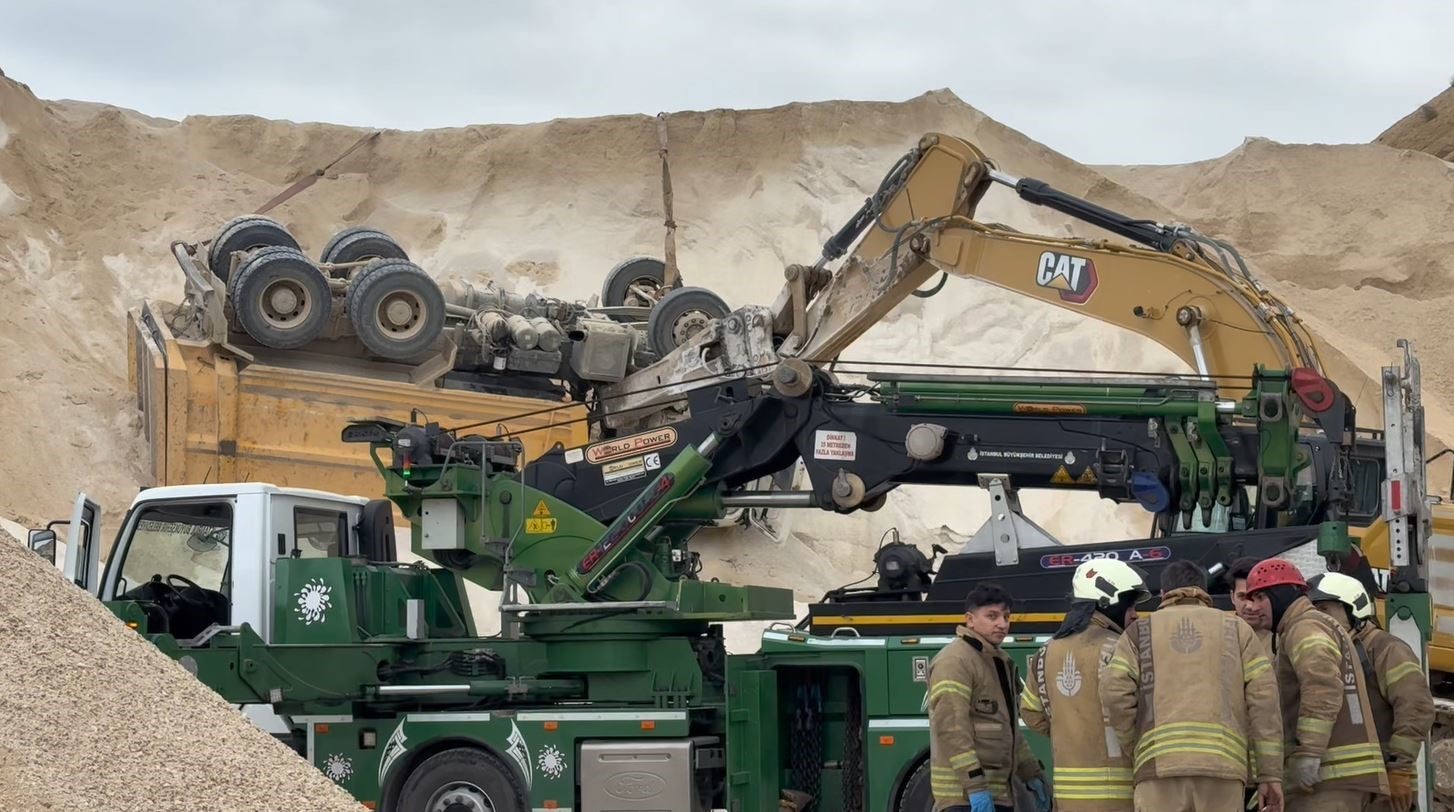 Taş ocağında kamyon devrildi, sürücüsü hayatını kaybetti