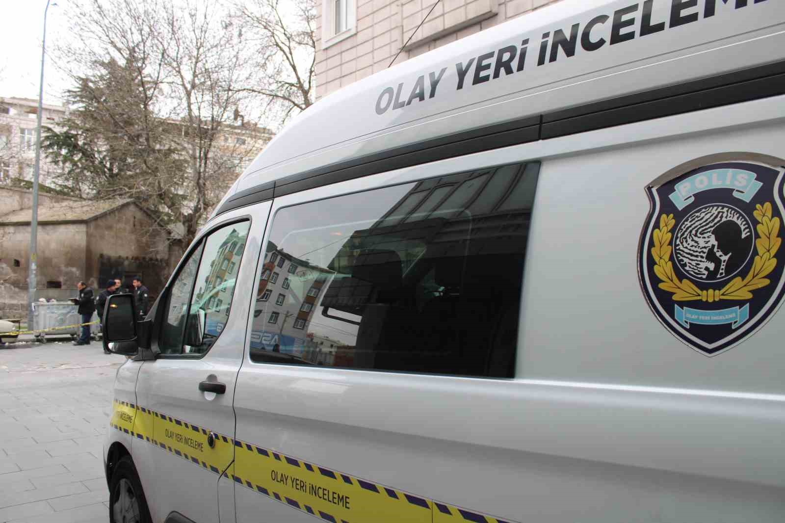 Yoldan geçenleri bıçakladı: 1’i ağır 3 yaralı
