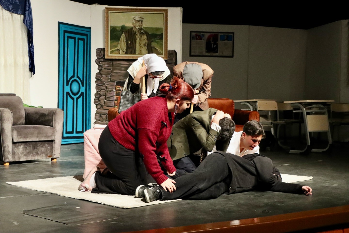 "Modem sustu, ev konuştu" tiyatro oyunu sahnelendi