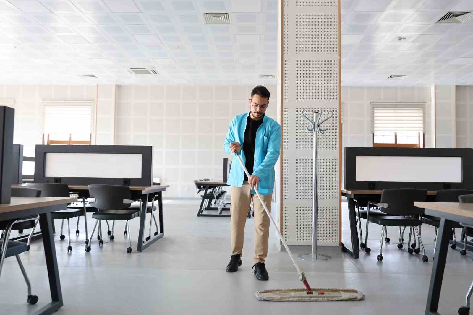 Kütüphanede memur, amfide tıp öğrencisi