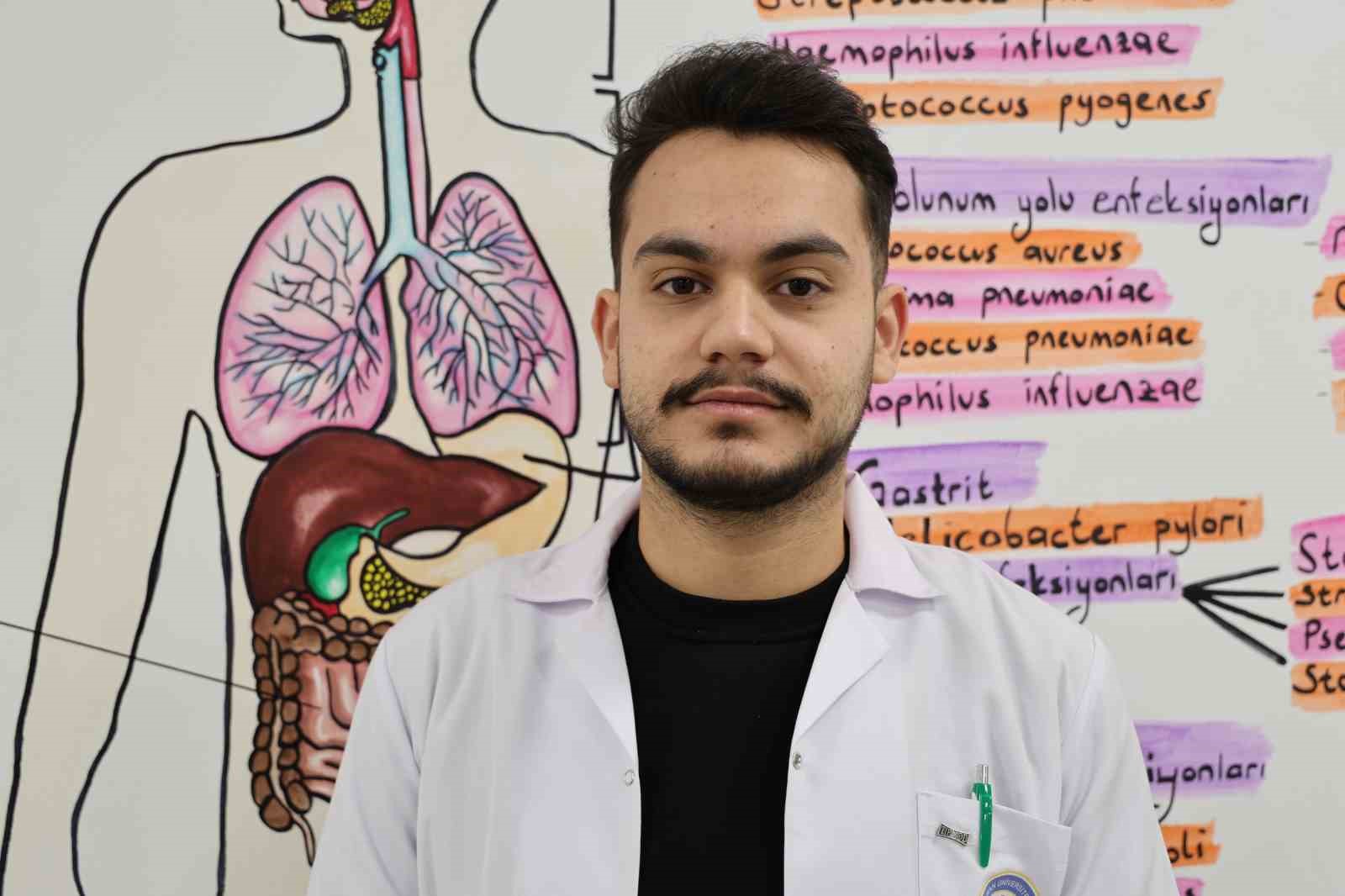 Kütüphanede memur, amfide tıp öğrencisi