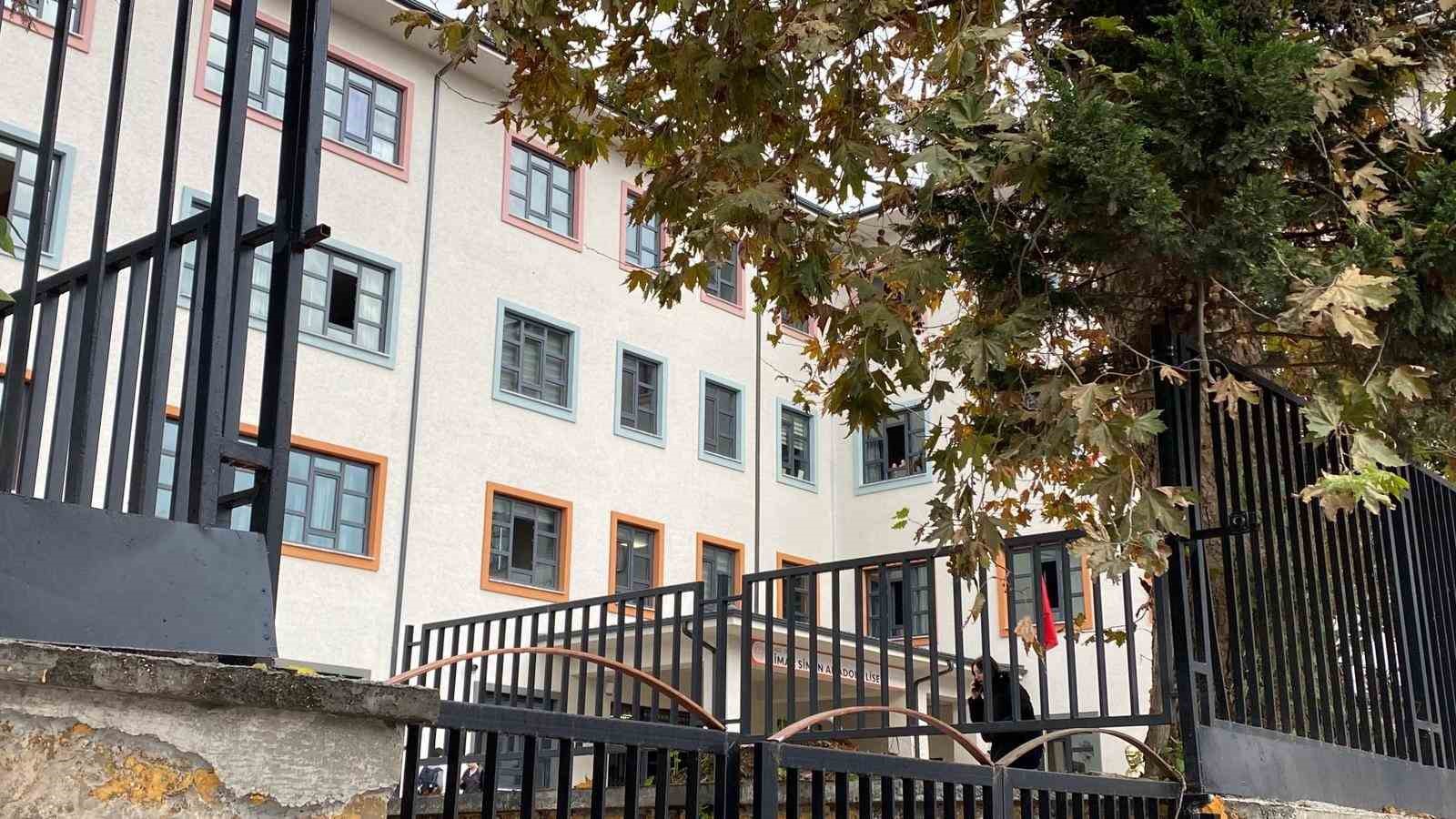 Lisede 3. kattan düşen öğrenci ağır yaralı