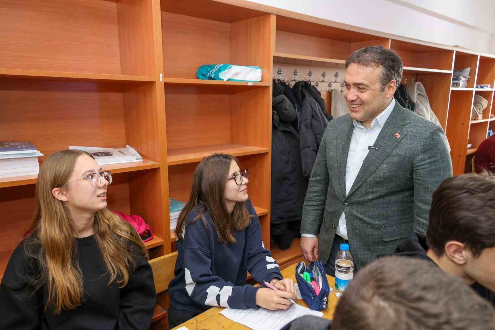 Vali Sözer’den özel öğrencilere destek