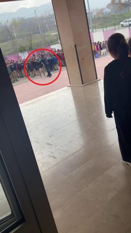Bursa’da öğrencisini herkesin içinde darp eden okul müdürü görevden uzaklaştırıldı