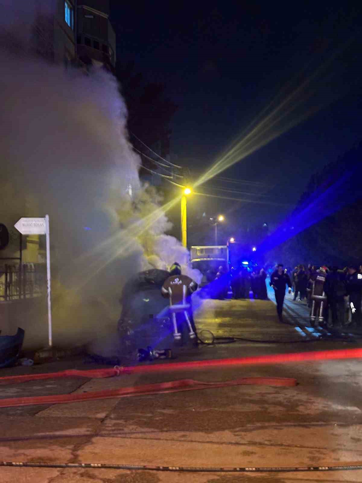 Bursa’da seyir halindeki otomobil alev aldı