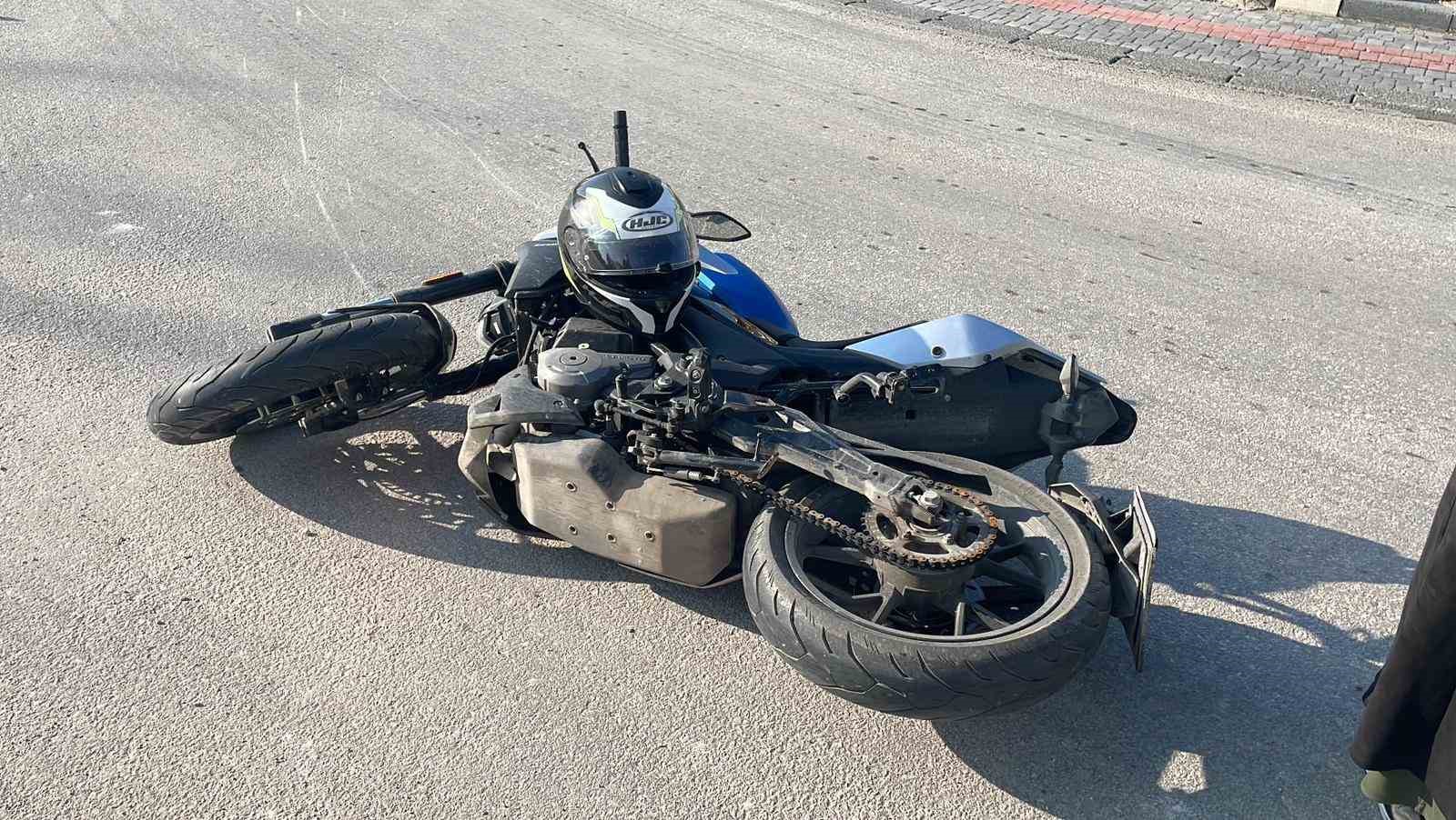 Otomobille &ccedil;arpışan motosikletli yaralandı
