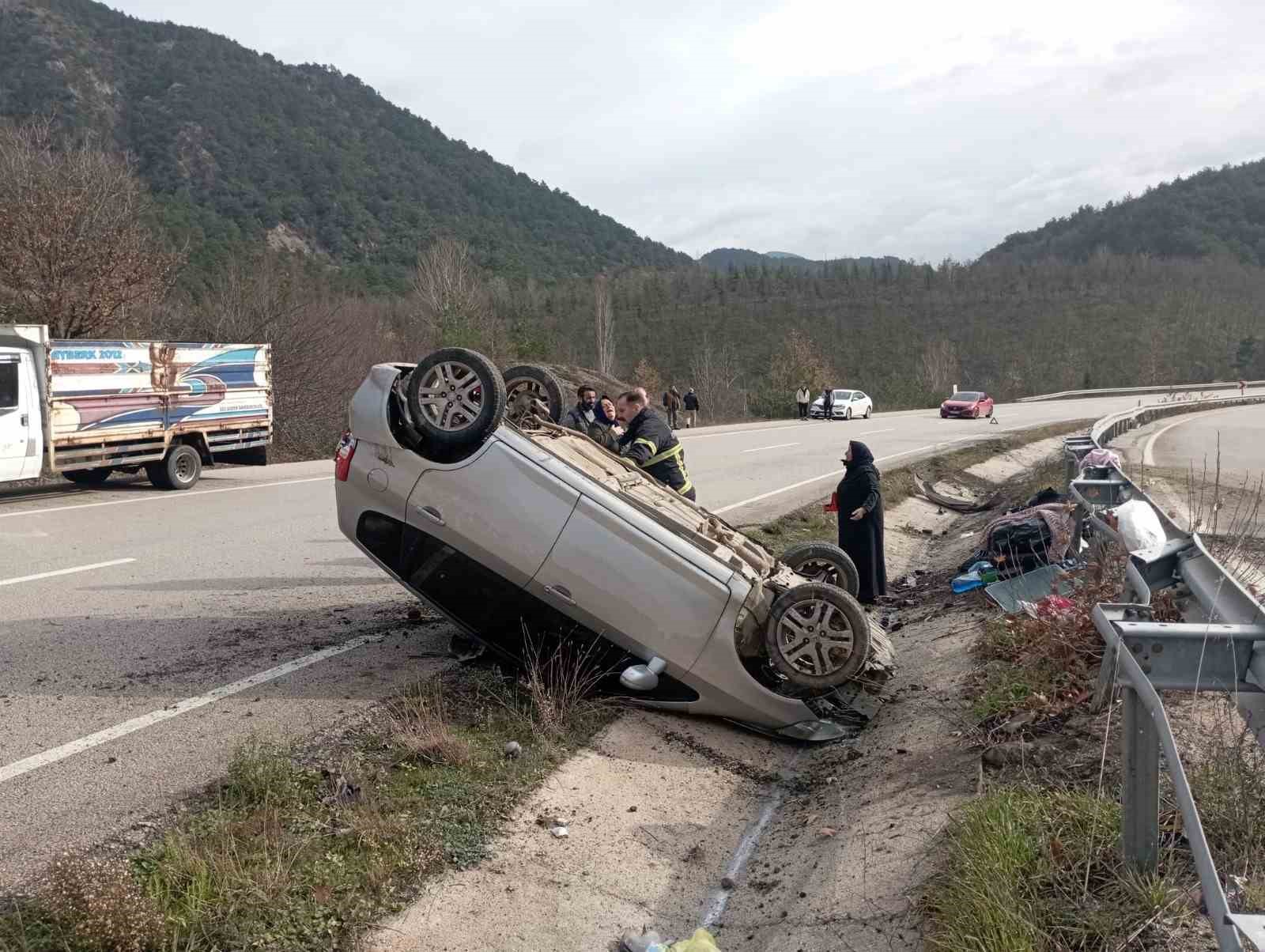 Tokat&rsquo;ta kontrolden &ccedil;ıkan otomobil ters d&ouml;nd&uuml;: 5 yaralı
