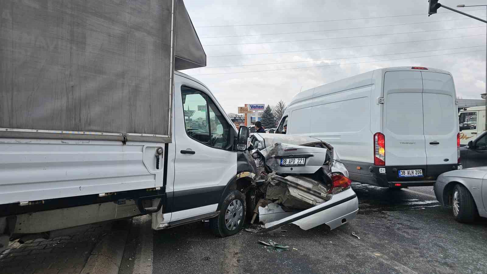 Kırmızı ışıkta duramayan kamyonet ortalığı savaş alanına çevirdi: 1’i ağır 3 yaralı