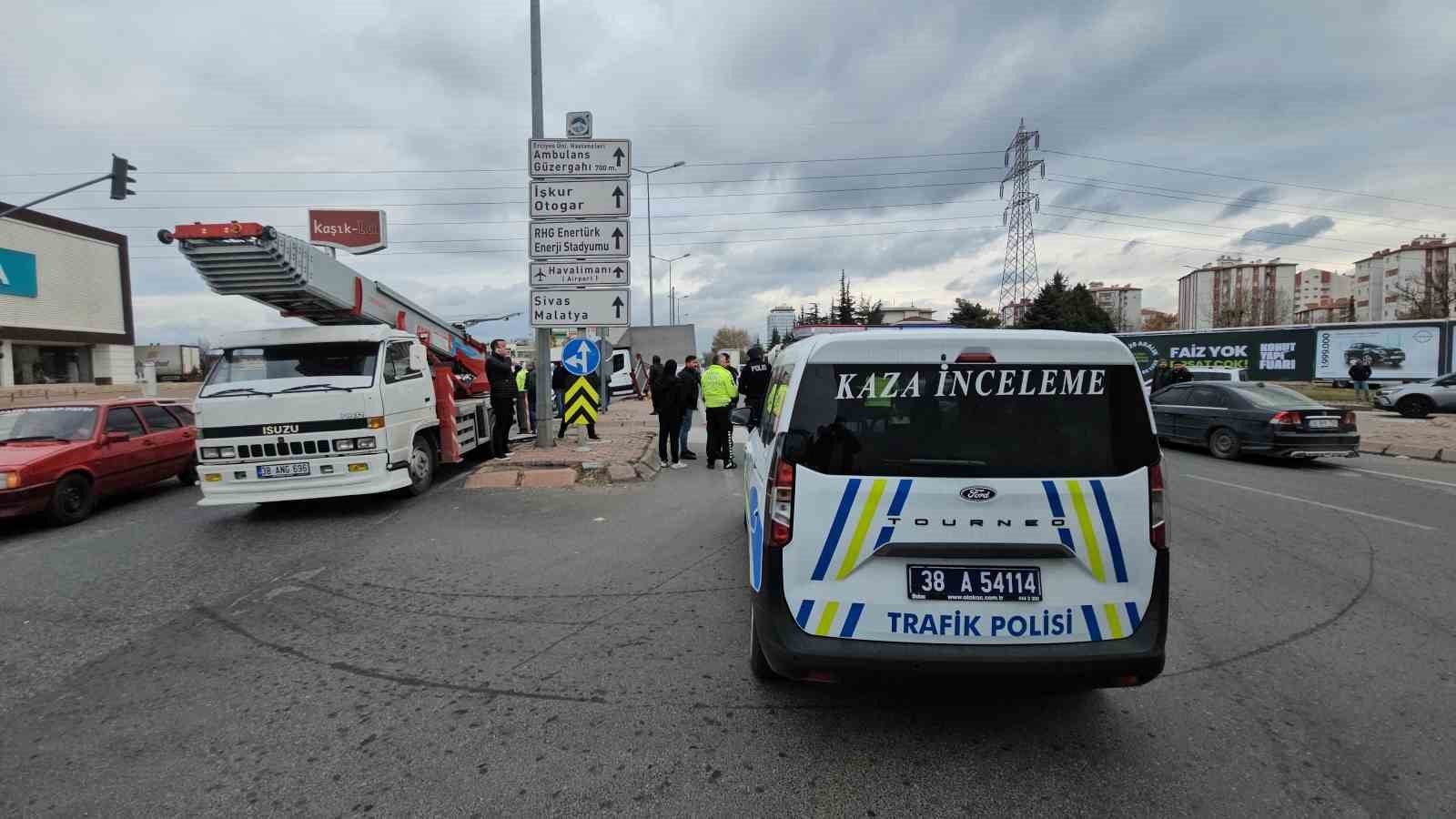 Kırmızı ışıkta duramayan kamyonet ortalığı savaş alanına &ccedil;evirdi: 1&rsquo;i ağır 3 yaralı
