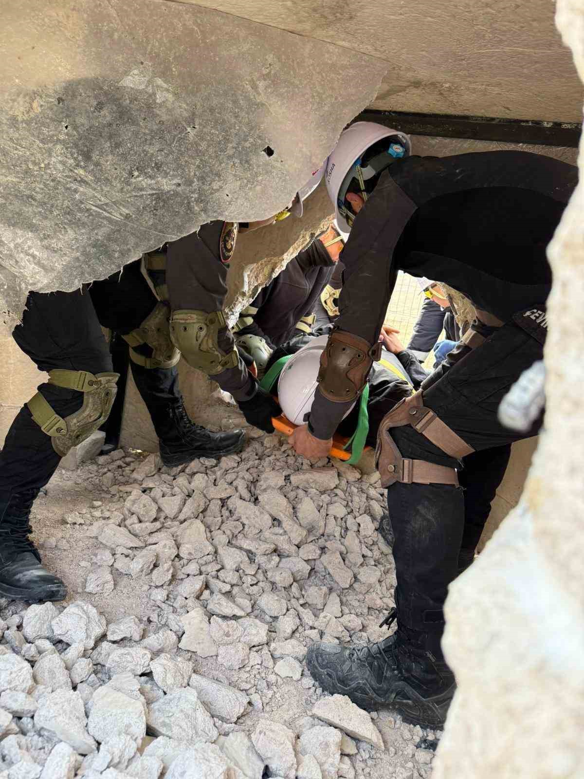 Bayburt&rsquo;ta &Ccedil;evik Kuvvet personeline enkazda arama kurtarma eğitimi
