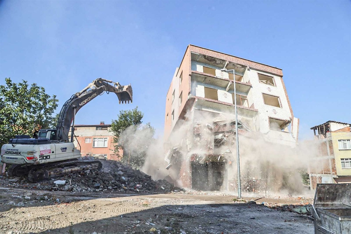 Sandıkçı: "Depreme dayanıksız 741 binanın yıkımını sürdürüyoruz"