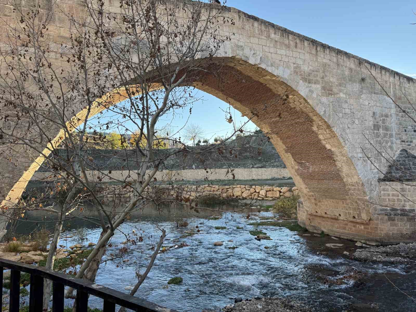 Bin yıllık Haburman köprüsü, tüm ihtişamı ile ayakta