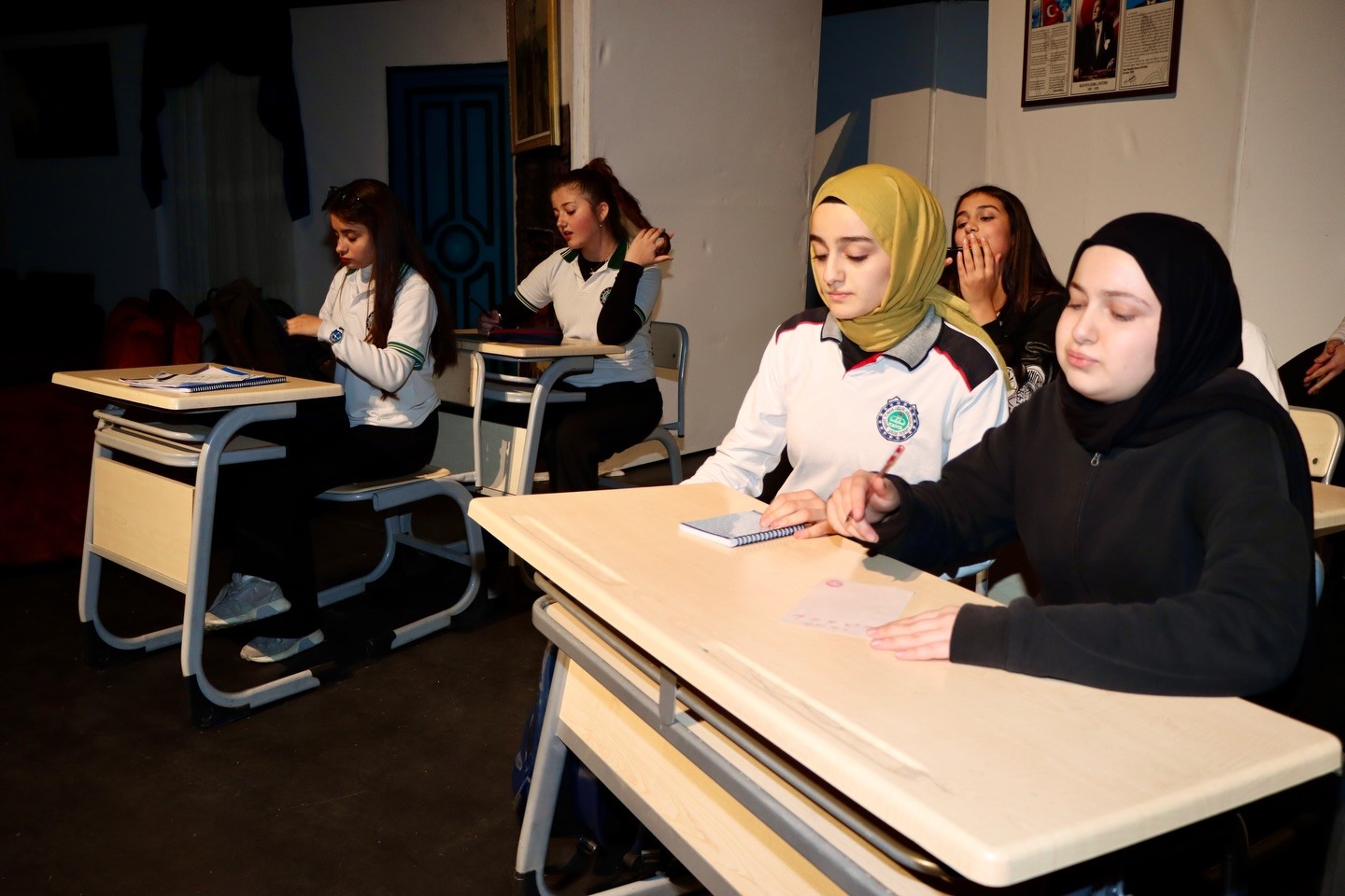 "Modem sustu, ev konuştu" tiyatro oyunu sahnelendi