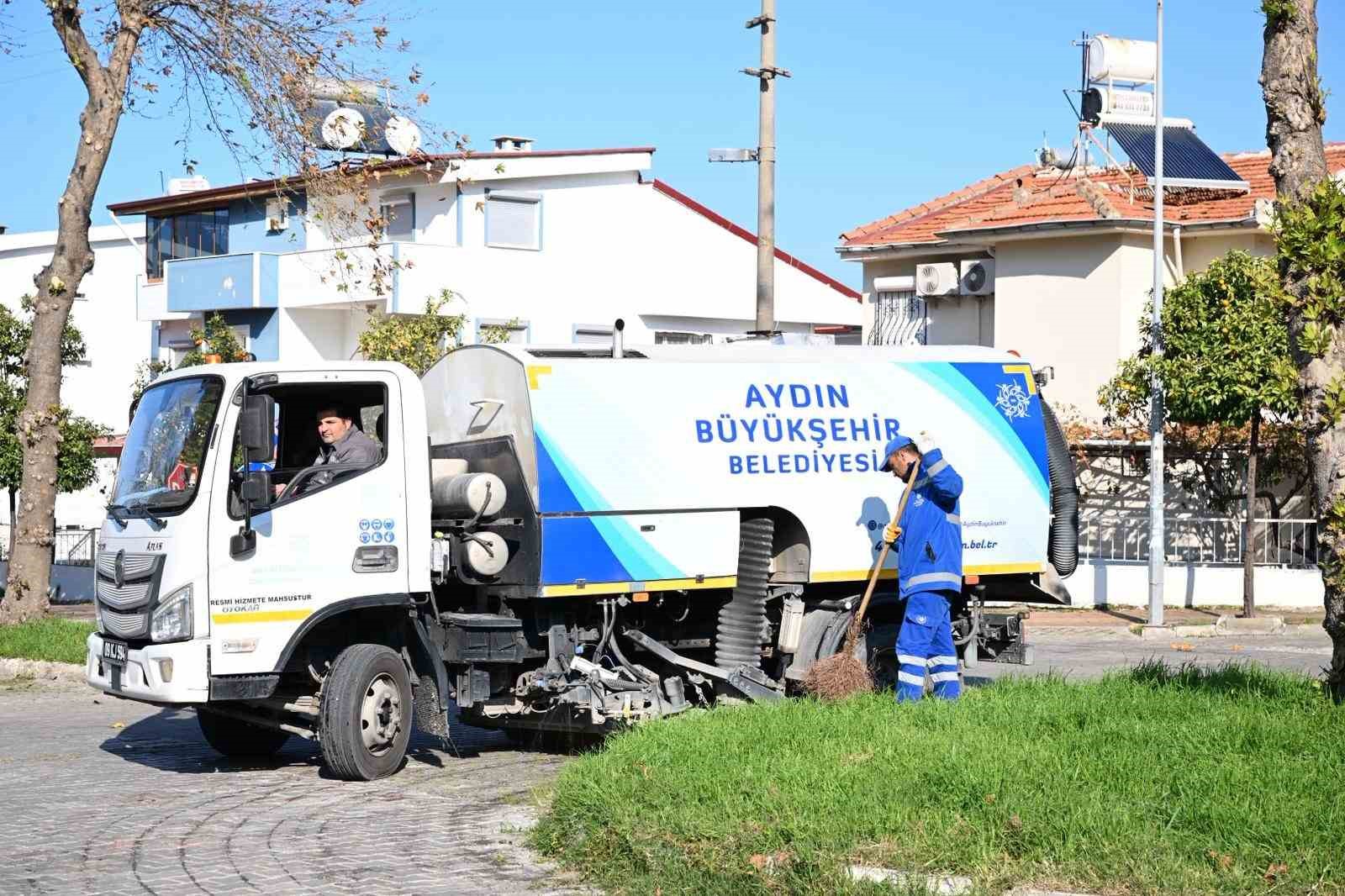Büyükşehir’den Kuşadası’nda çevre temizliği