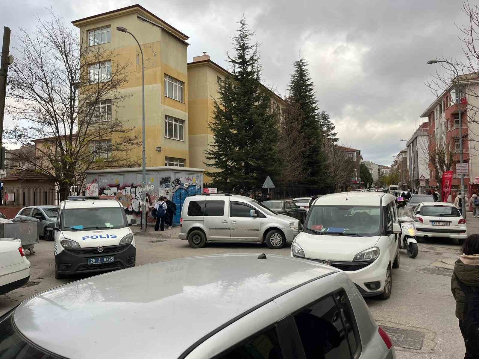 Eskişehir&rsquo;de 12 yaşındaki &ccedil;ocuk okul &ccedil;ıkışında bı&ccedil;aklandı
