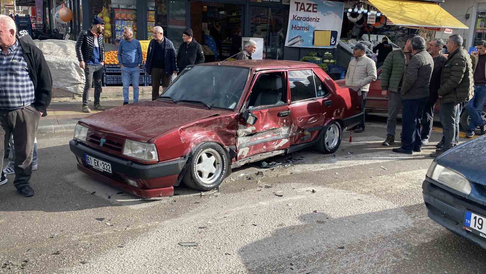 Çorum’da üç araç çarpıştı: Sürücüler burnu bile kanamadan kurtuldu