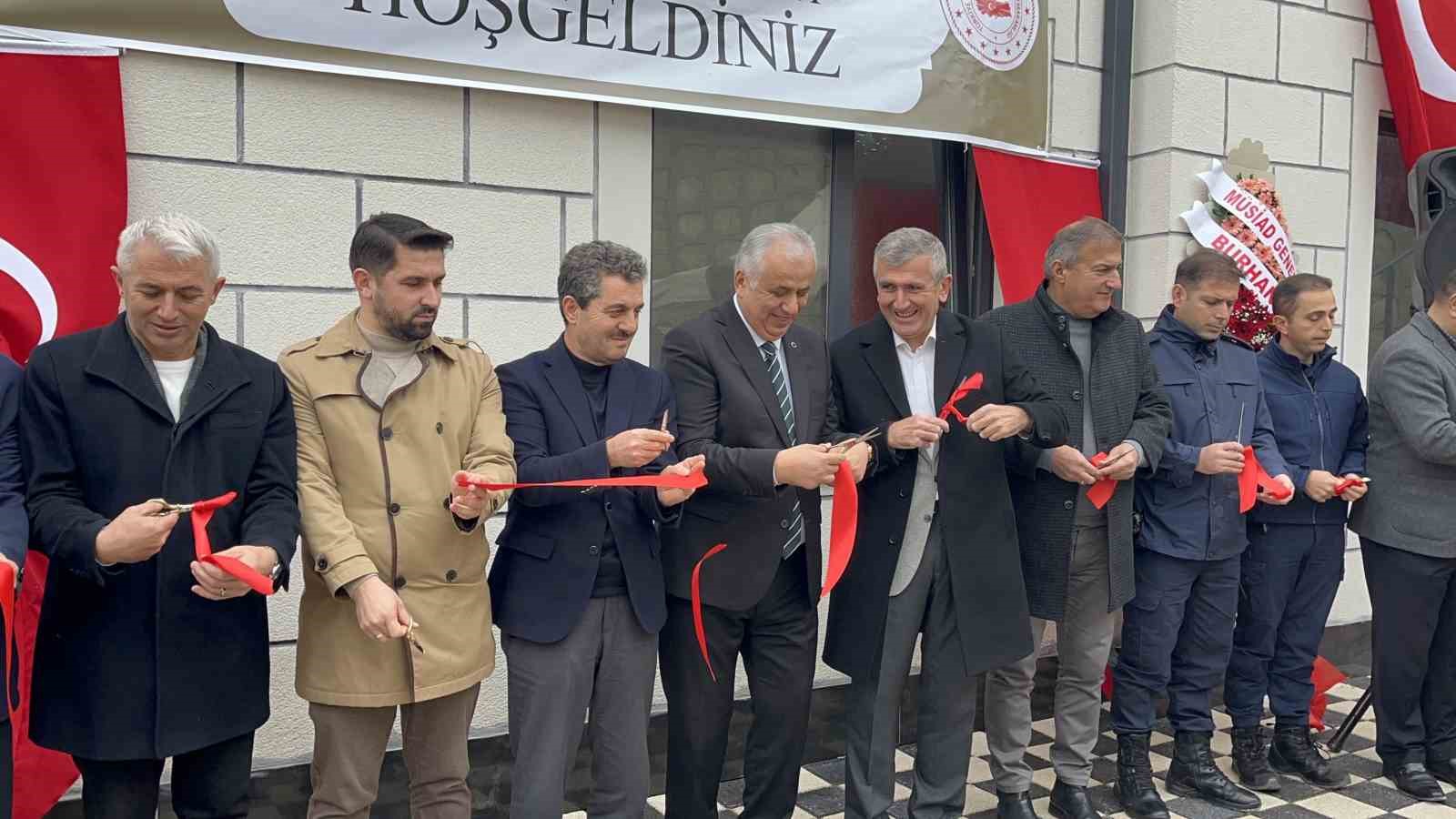 Ko&ccedil;ullu k&ouml;y&uuml; yeni camisine kavuştu
