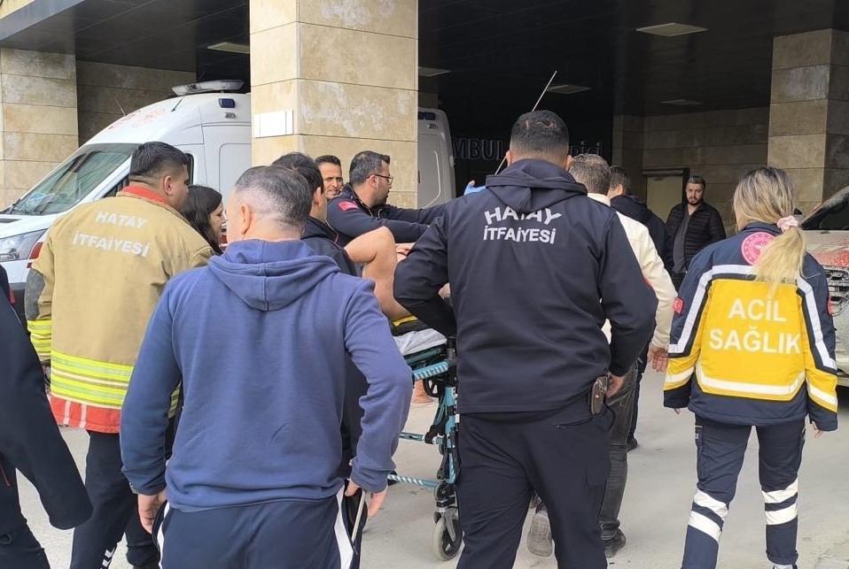 Zıpkın bacağına saplandı, ayağında zıpkınla hastaneye g&ouml;t&uuml;r&uuml;ld&uuml;
