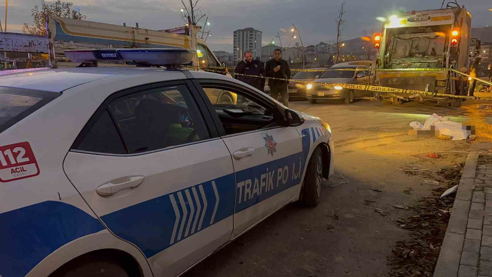 Elazığ’da çöp kamyonunun altında kalan işçi hayatını kaybetti
