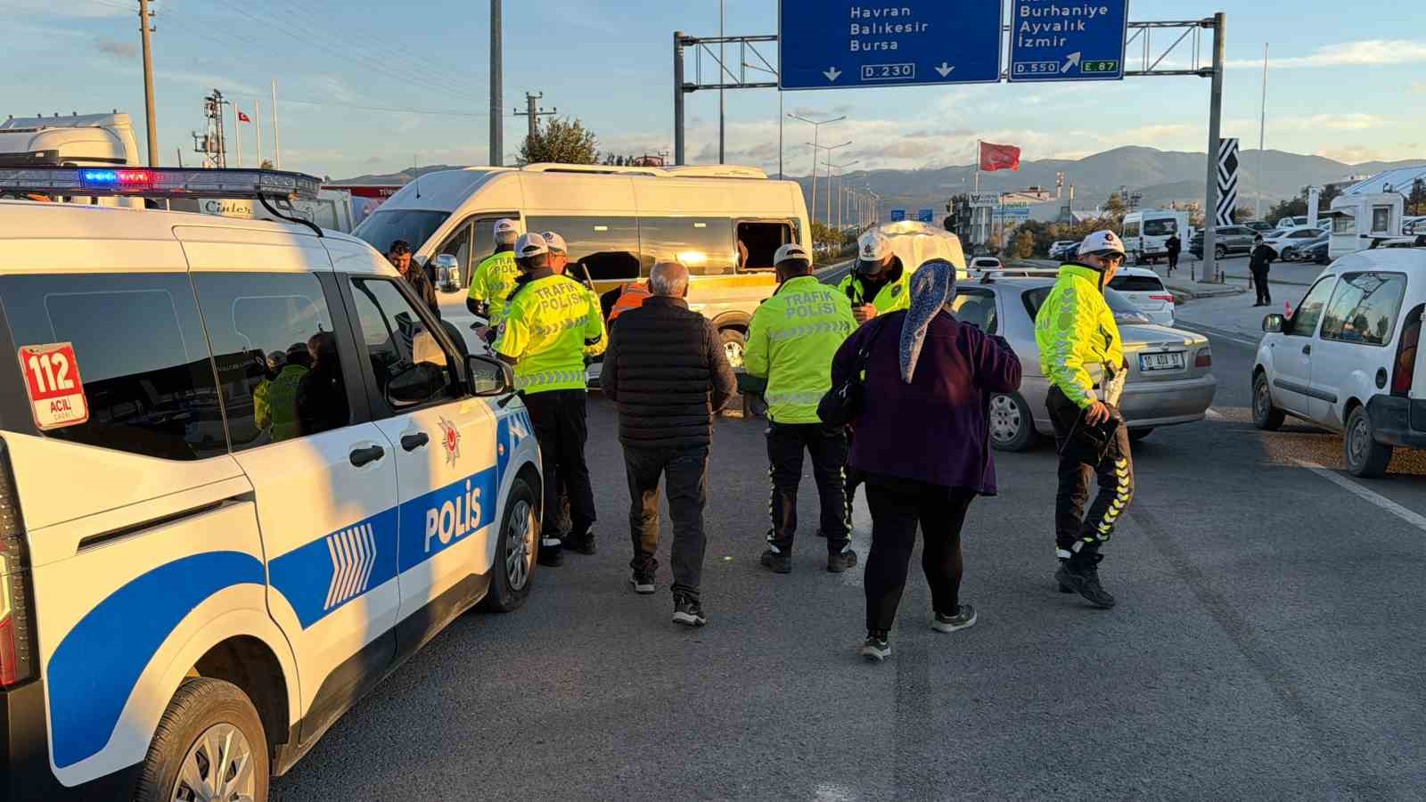 Balıkesir&rsquo;de &ouml;ğrenci servisi ile otomobil &ccedil;arpıştı: 7 yaralı
