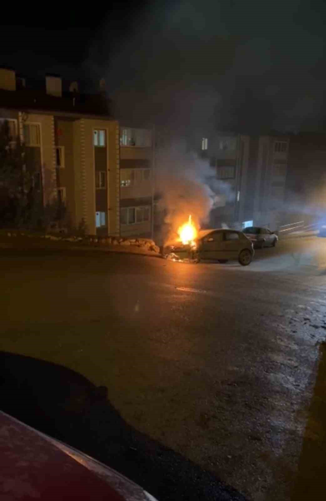 İstinat duvarına çarpan otomobil alev aldı