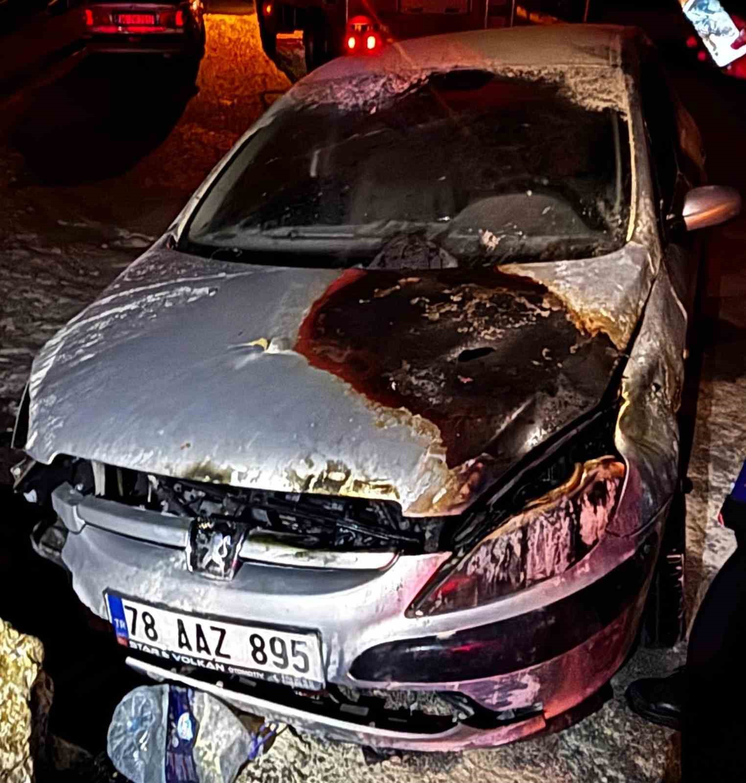 İstinat duvarına çarpan otomobil alev aldı