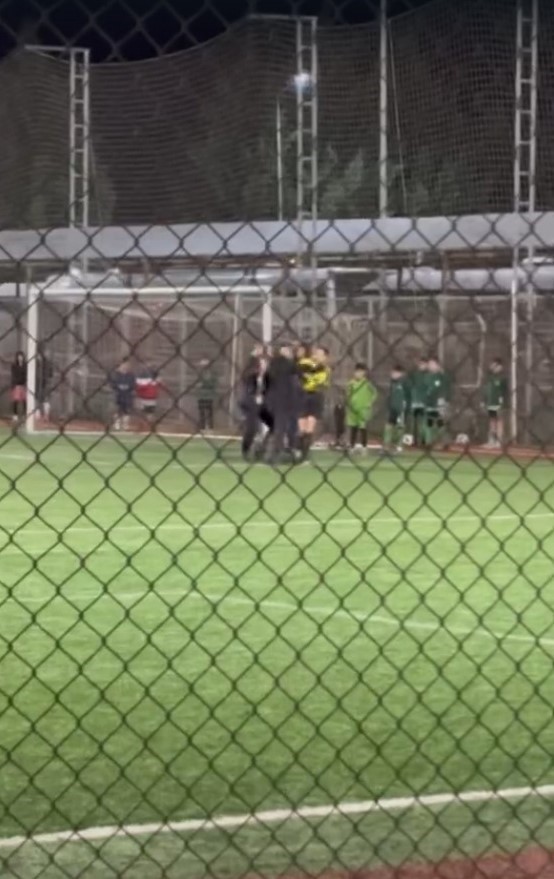 Çocukların maçında kadın hakeme şiddet