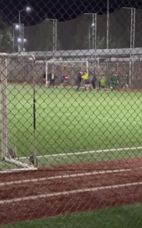 Çocukların maçında kadın hakeme şiddet