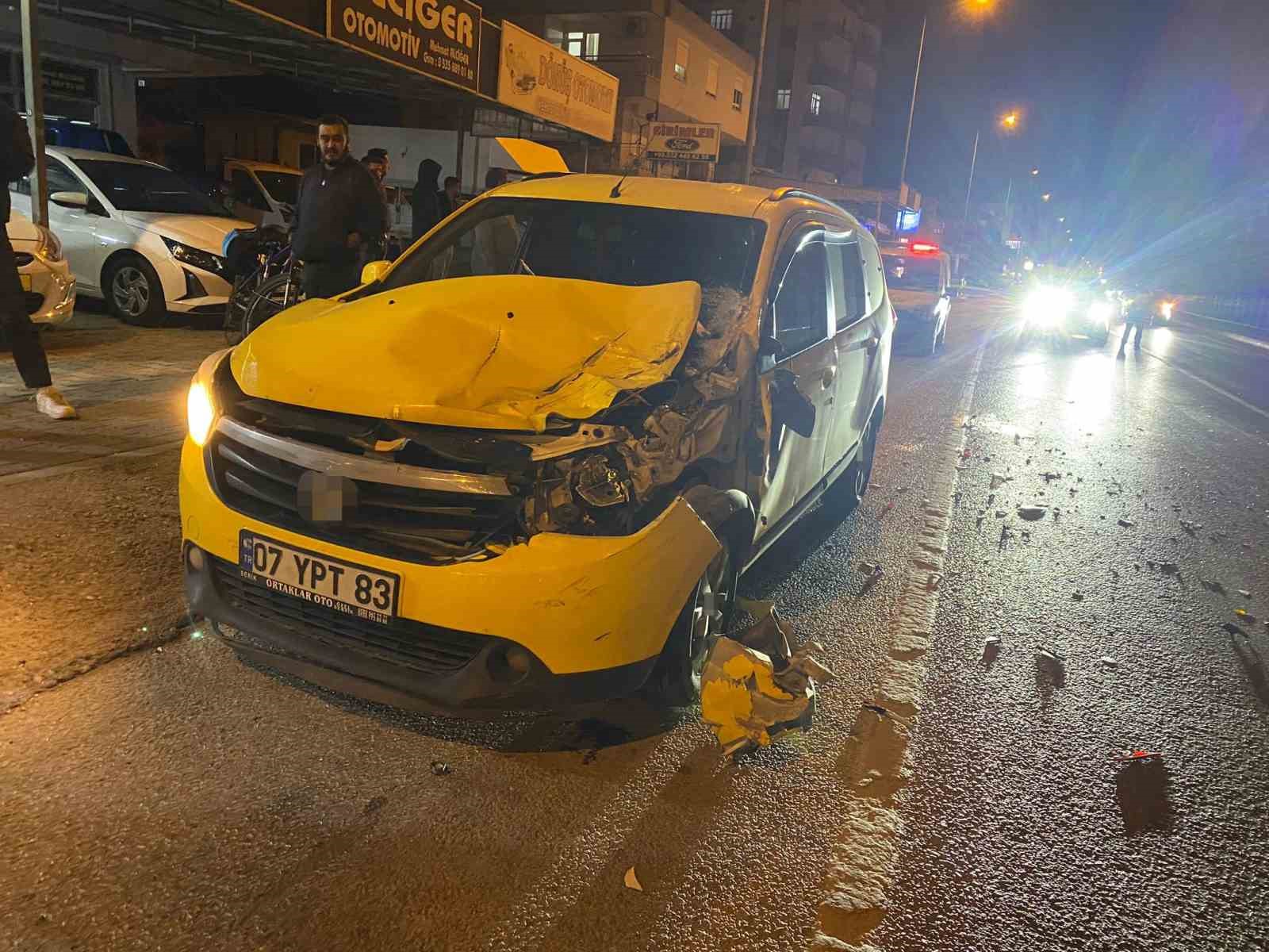 Serik’te ticari taksi ile kamyonet çarpıştı: 2 yaralı