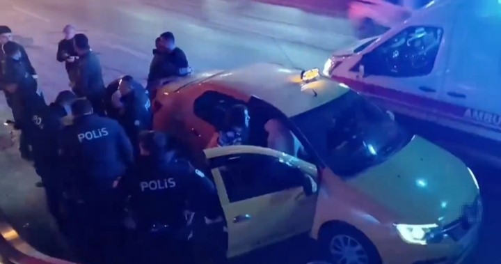 Bursa&rsquo;da gece saatlerinde eğlence mekanı önünde silahlı kavga: 1&rsquo;i ağır, 2 yaralı