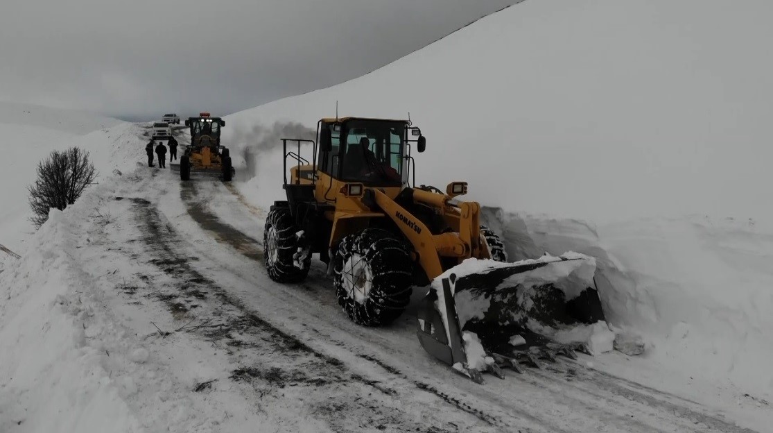 Erzincan’da kardan ulaşıma kapanan 12 köy yolu açıldı