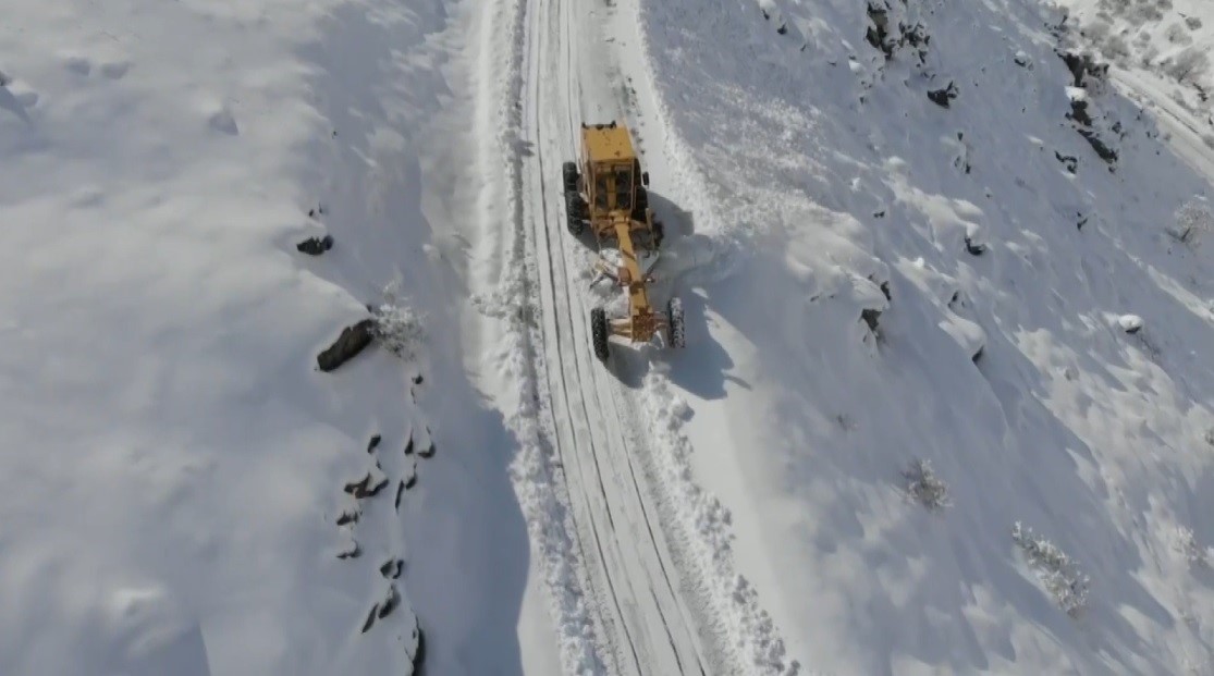 Erzincan’da kardan ulaşıma kapanan 12 köy yolu açıldı