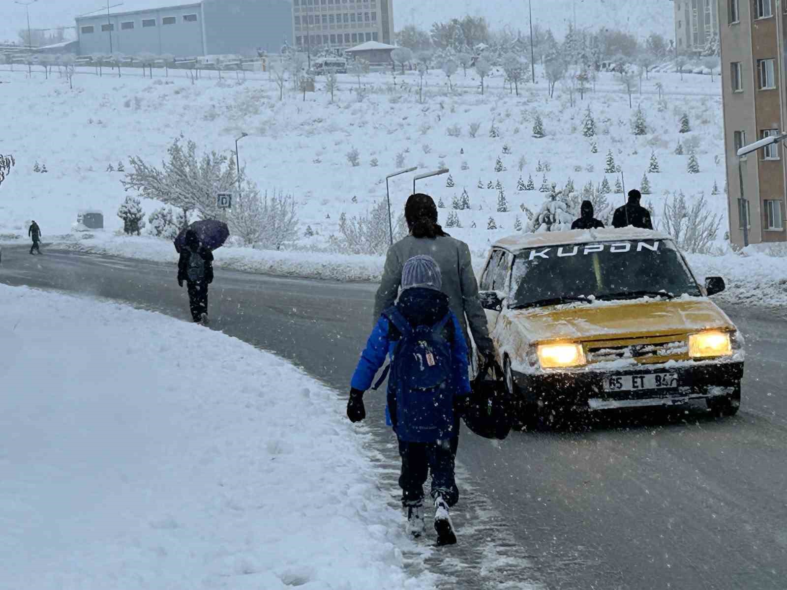 Van’da yoğun kar yağışı: Uçak seferleri rötar yaptı