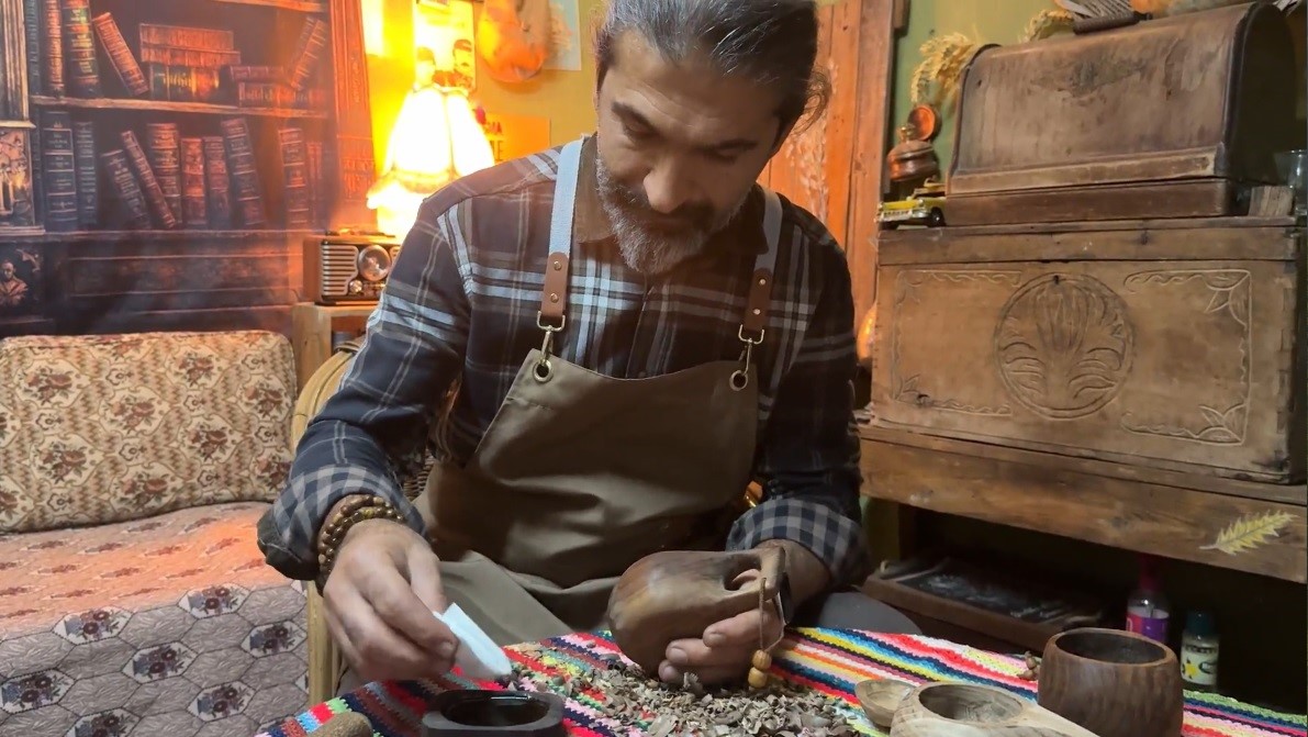 Osmaniyeli öğretmenin babaevi, ahşap atölyesi oldu