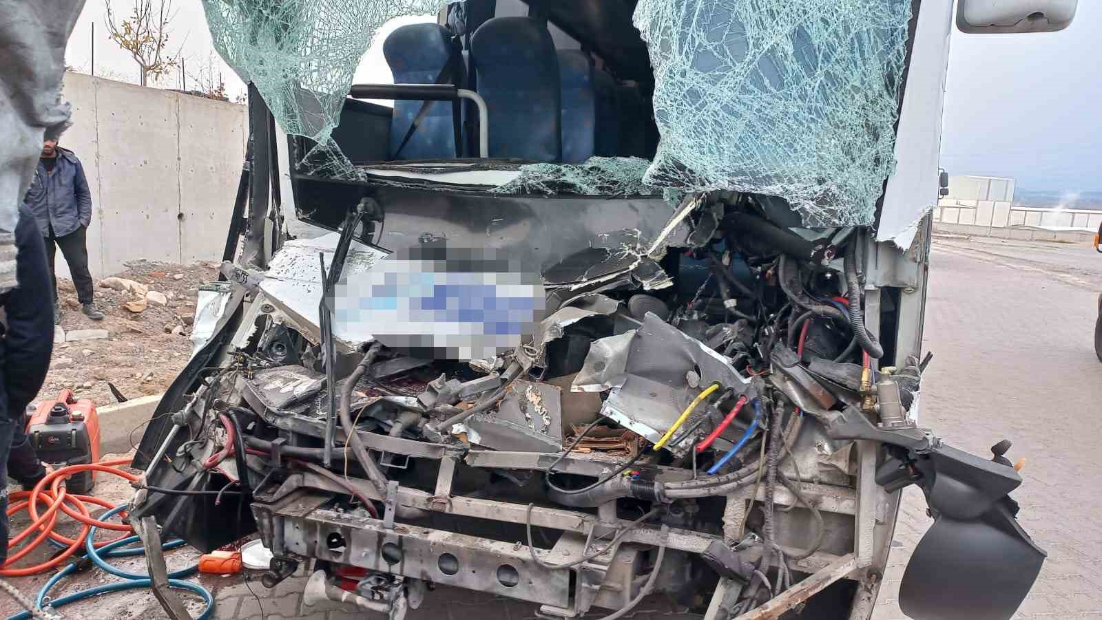 İşçi servisi tıra arkadan çarptı: Çok sayıda yaralı var