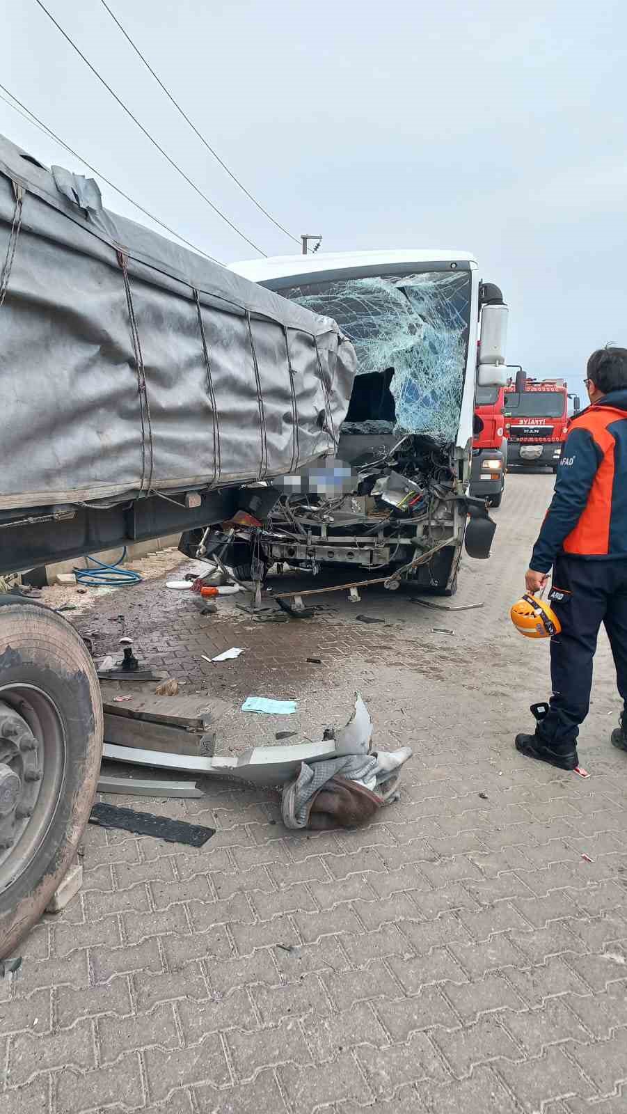 İşçi servisi tıra arkadan çarptı: Çok sayıda yaralı var
