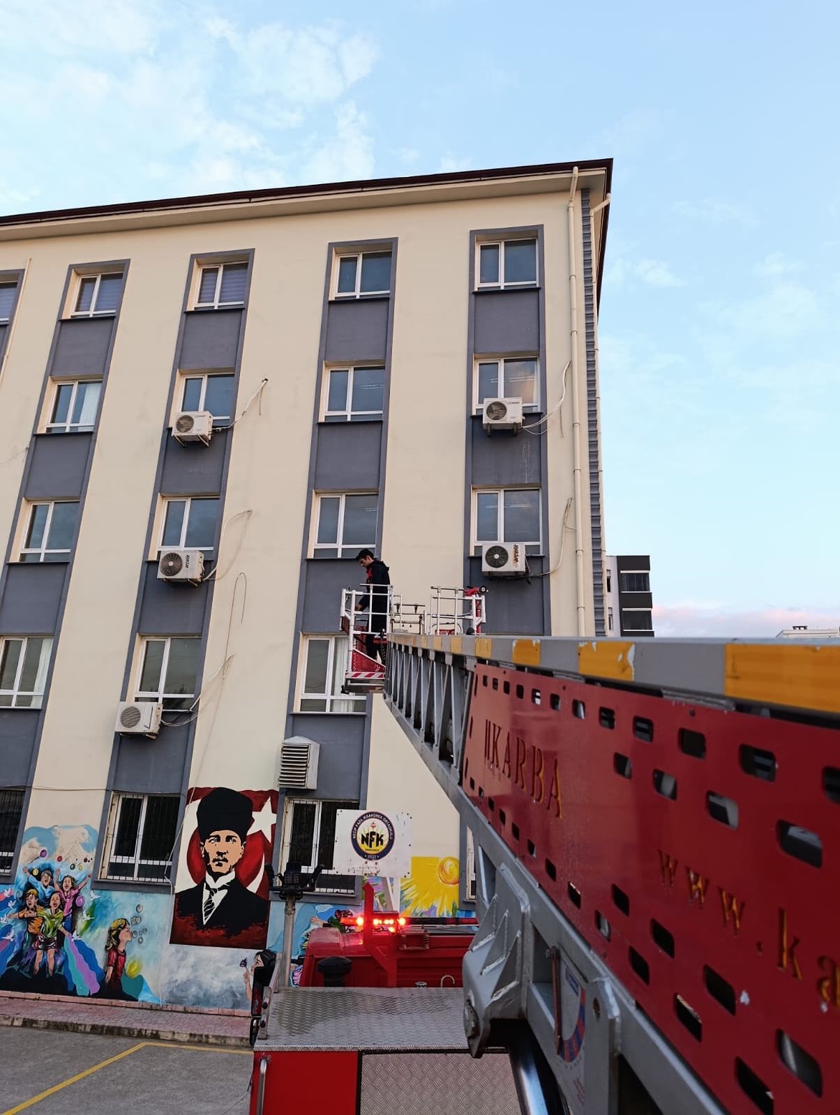 İskenderun’da klima motoruna dolaşan kuş kurtarıldı