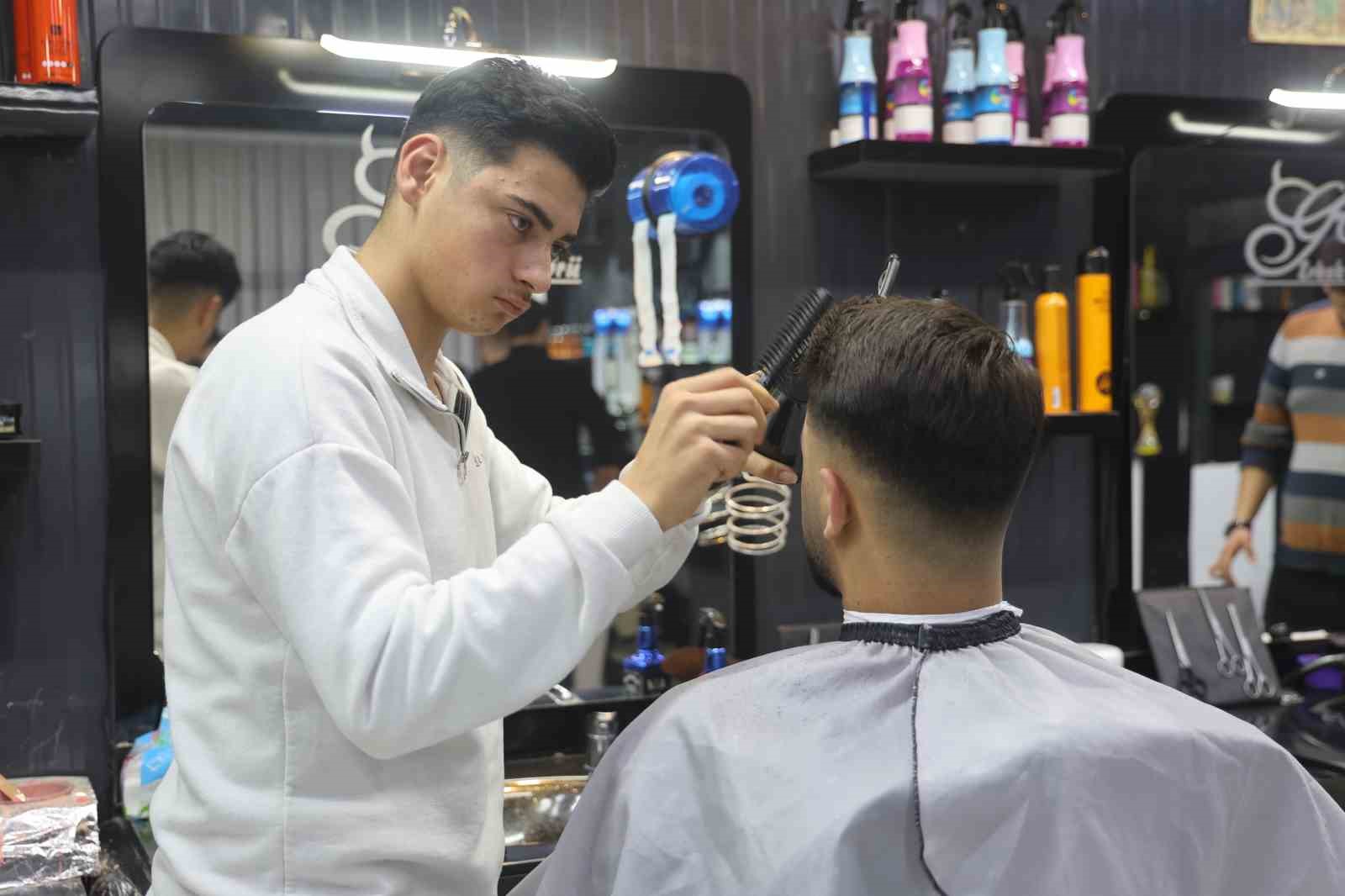 Depreme müşterisinin saçını yıkarken yakalanan kuaförün ustalığını konuşturduğu anlar kamerada