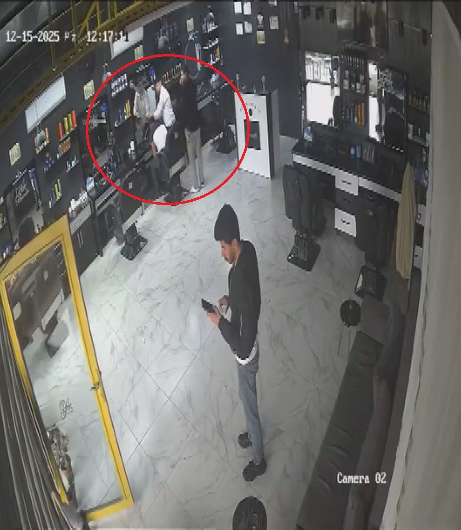 Depreme müşterisinin saçını yıkarken yakalanan kuaförün ustalığını konuşturduğu anlar kamerada