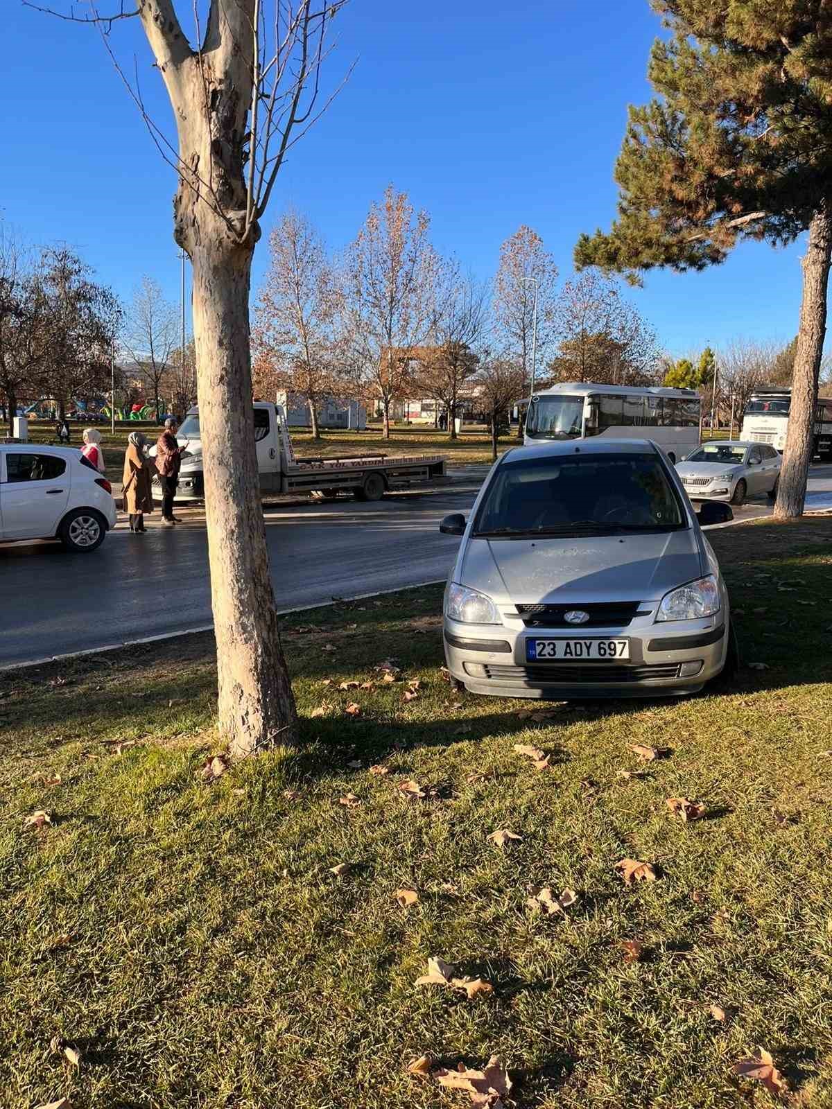 Elazığ&rsquo;da buzlanma zincirleme kazaya neden oldu: 6 ara&ccedil; birbirine girdi
