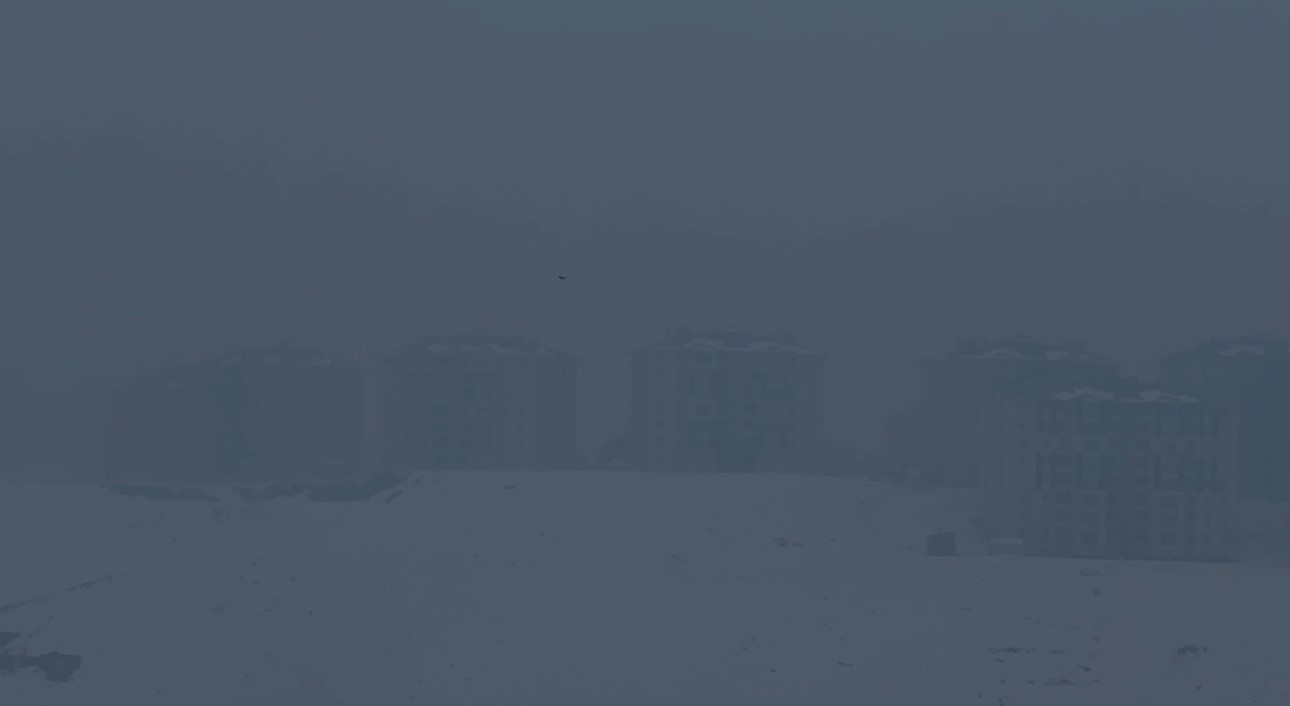 Yüksekova’da buz sarkıtları bir metreyi geçti