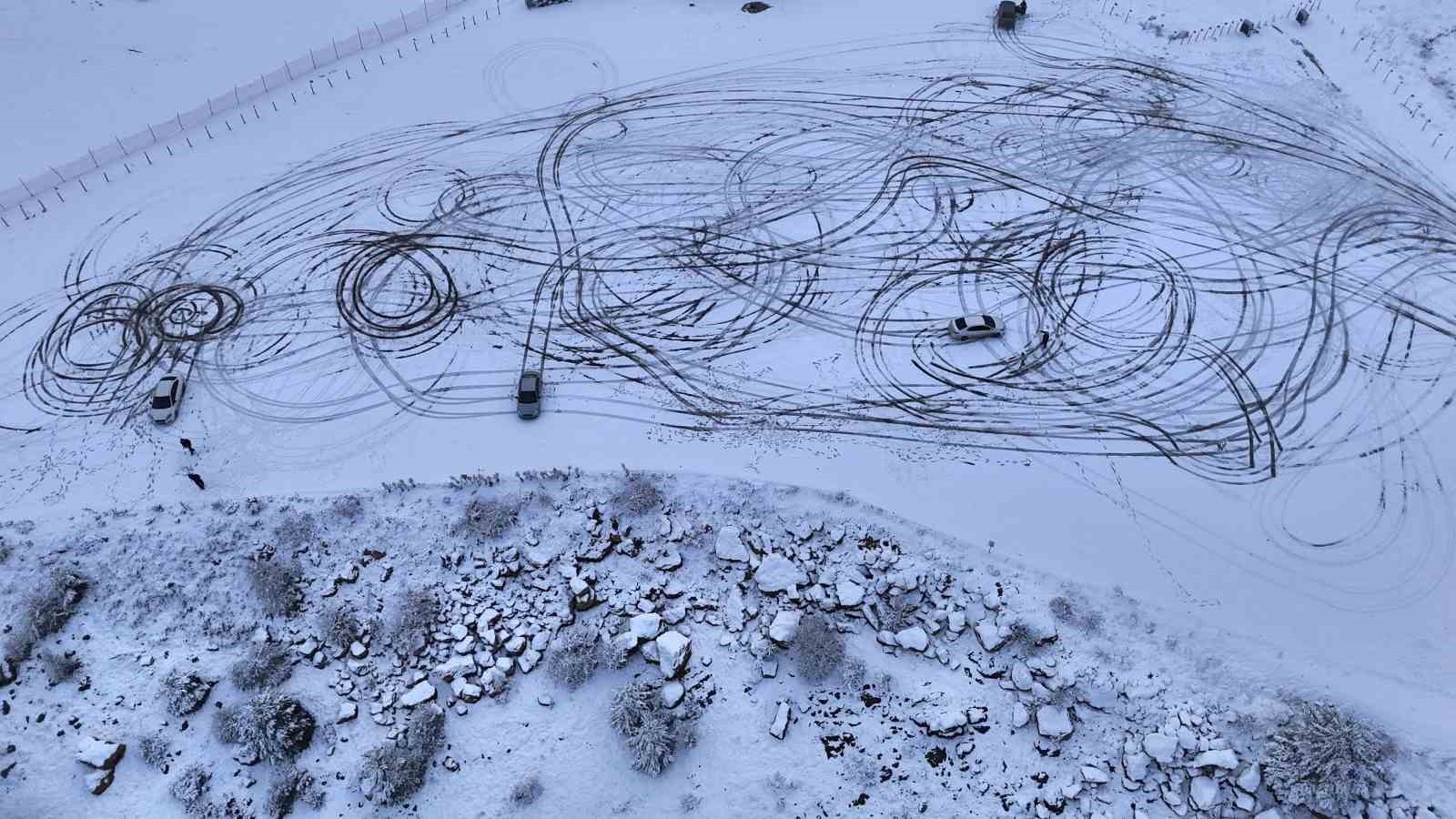 Karabük’te sürücüler karın tadını drift atarak çıkardı