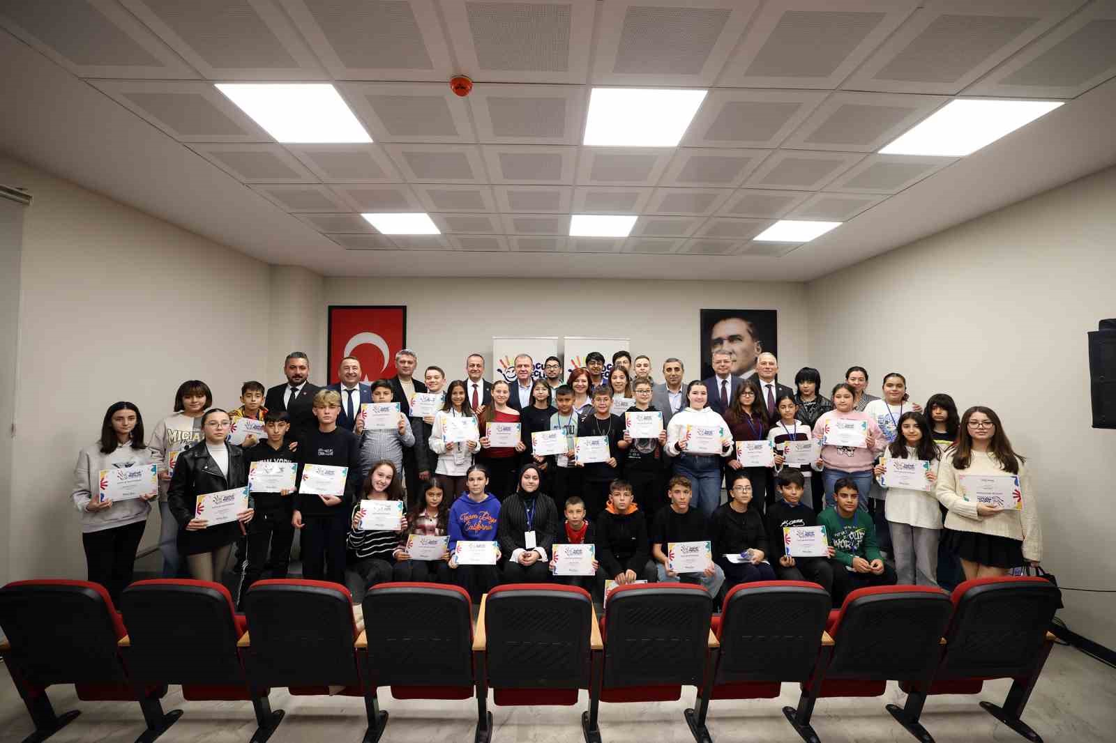 Mersin’de Çocuk Meclisi üyeleri sertifikalarını Başkan Seçer’den aldı